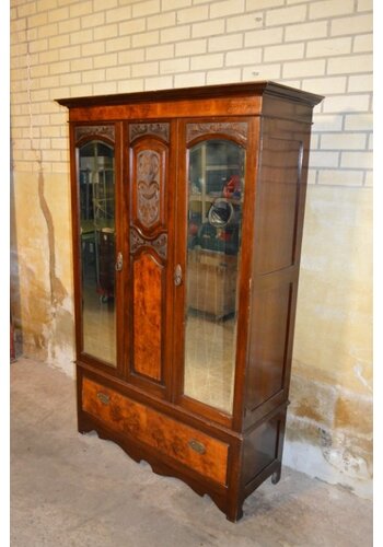 Antieke mahonie kledingkast met wortelnotenhout 