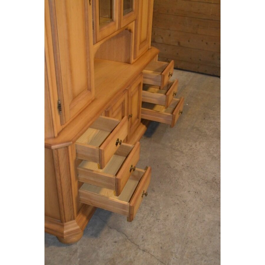 Blank eiken buffetkast met vitrine, facetglas en zes lades-3