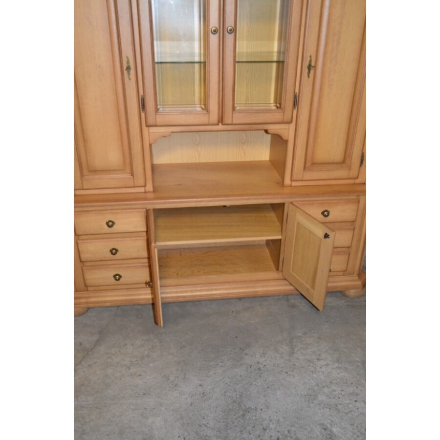 Blank eiken buffetkast met vitrine, facetglas en zes lades-5