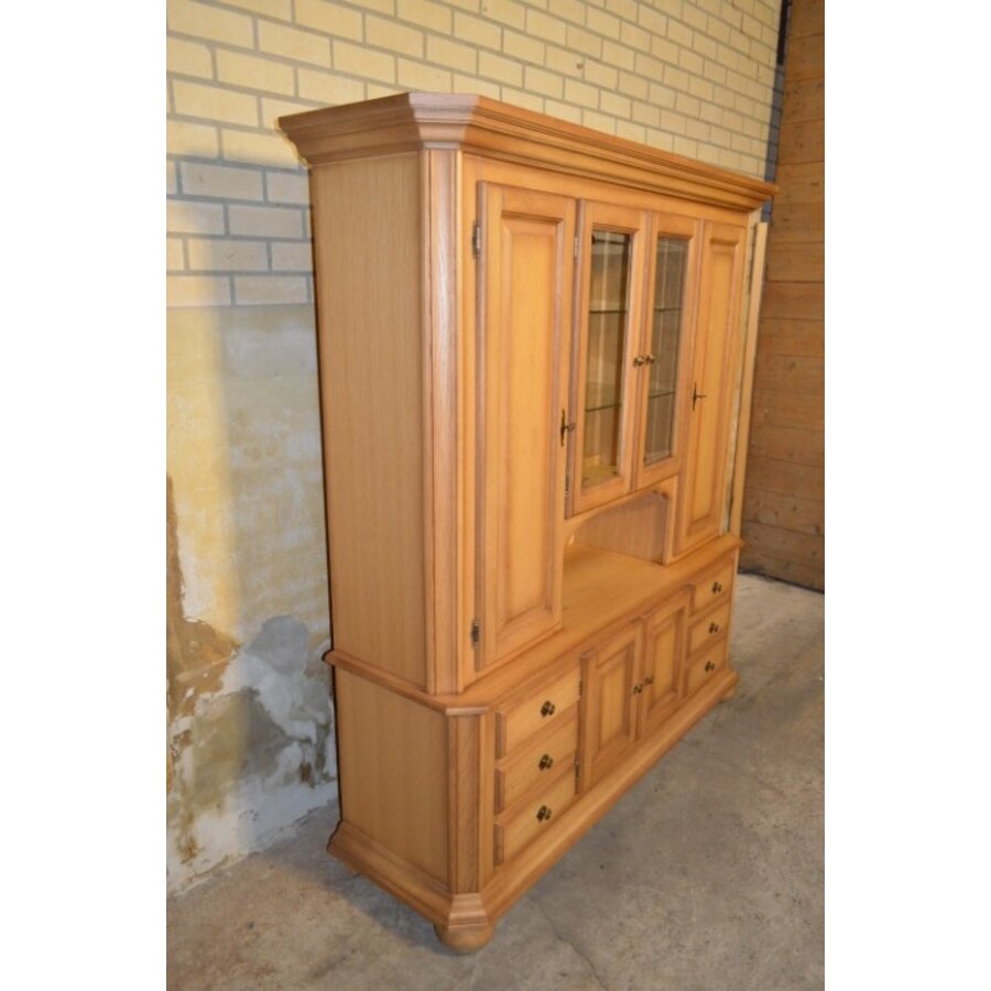 Blank eiken buffetkast met vitrine, facetglas en zes lades-6