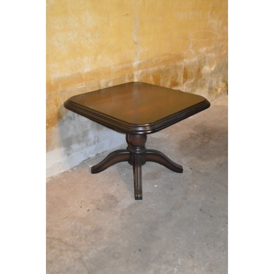 Vierkant notenhouten salontafeltje in donker patiné kleur-1