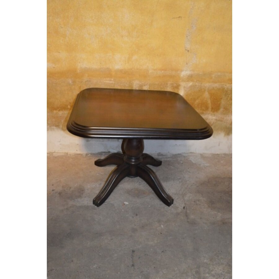 Vierkant notenhouten salontafeltje in donker patiné kleur-2