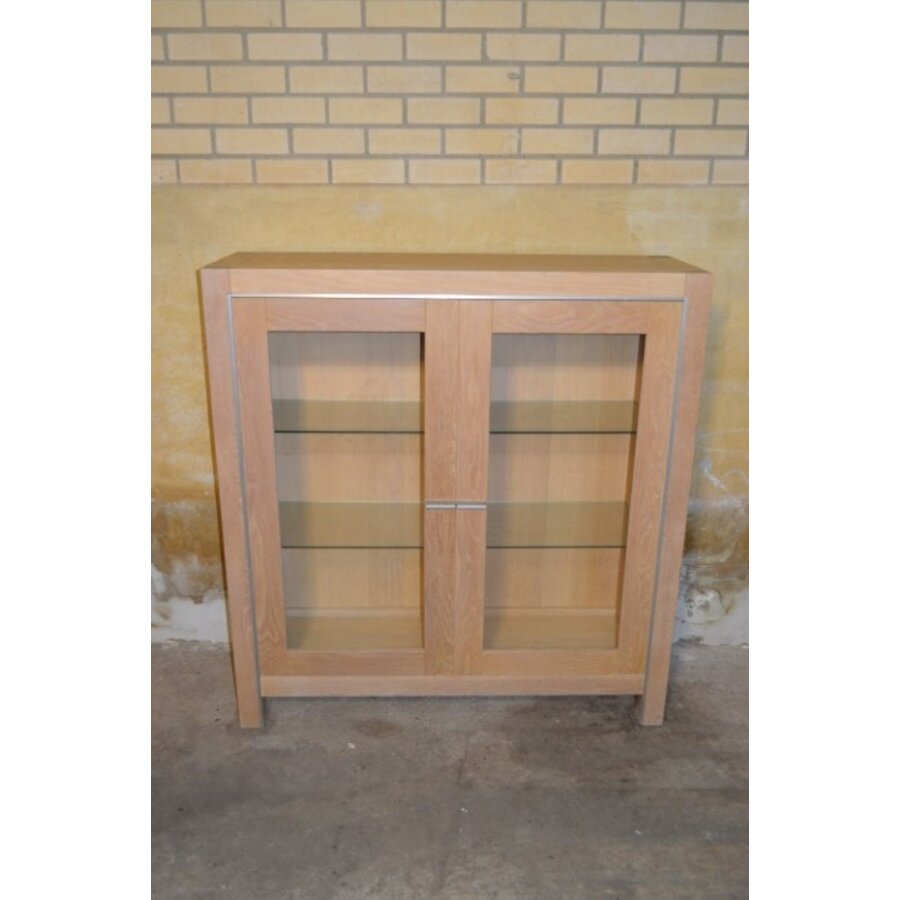 Moderne eikenhouten vitrinekast met glazen legplanken-2