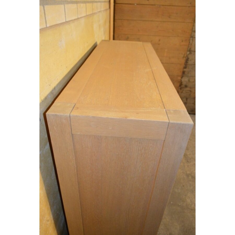 Moderne eikenhouten vitrinekast met glazen legplanken-5