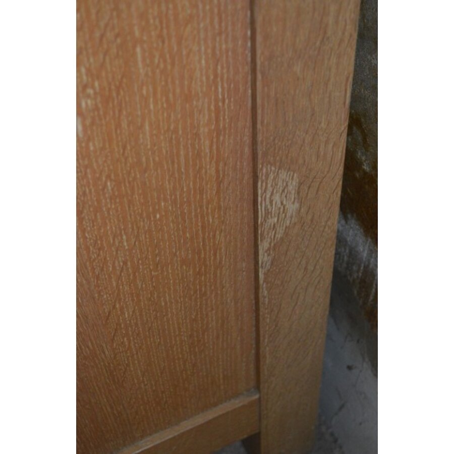 Moderne eikenhouten vitrinekast met glazen legplanken-6