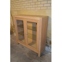 thumb-Moderne eikenhouten vitrinekast met glazen legplanken-1