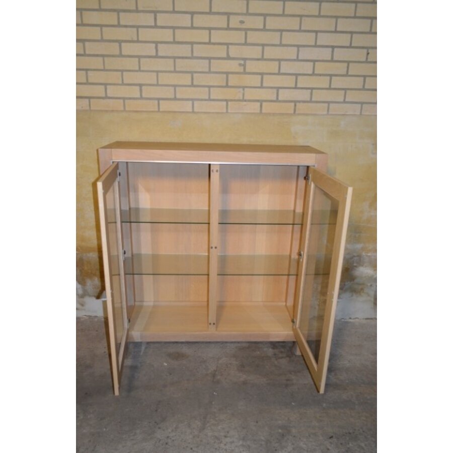 Moderne eikenhouten vitrinekast met glazen legplanken-7