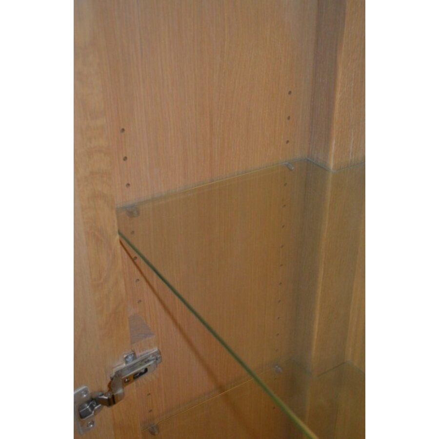 Moderne eikenhouten vitrinekast met glazen legplanken-8