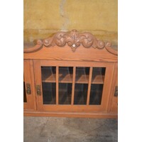 thumb-Grenenhouten bovenkast met sierlijke kuif en facetgeslepen glas-2