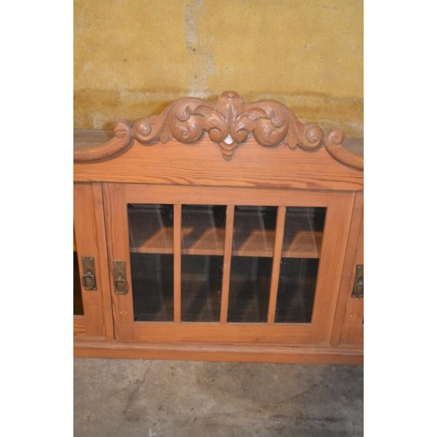 Grenenhouten bovenkast met sierlijke kuif en facetgeslepen glas-2