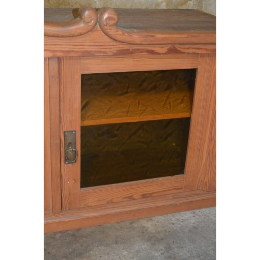 Grenenhouten bovenkast met sierlijke kuif en facetgeslepen glas-3