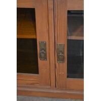 thumb-Grenenhouten bovenkast met sierlijke kuif en facetgeslepen glas-4