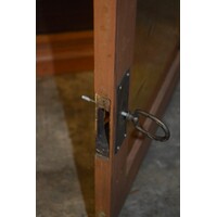 thumb-Grenenhouten bovenkast met sierlijke kuif en facetgeslepen glas-5