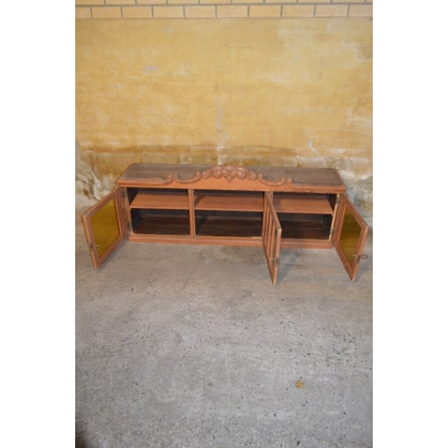 Grenenhouten bovenkast met sierlijke kuif en facetgeslepen glas-6