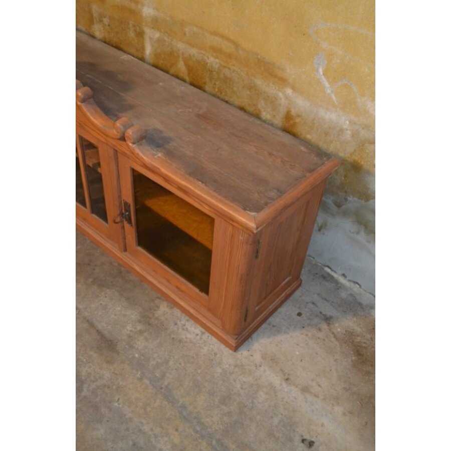 Grenenhouten bovenkast met sierlijke kuif en facetgeslepen glas-7