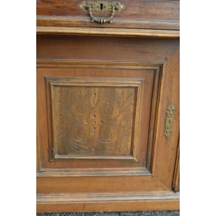 Antieke buffetkast uit 1880–1890 met marmeren blad en dubbele toog-7
