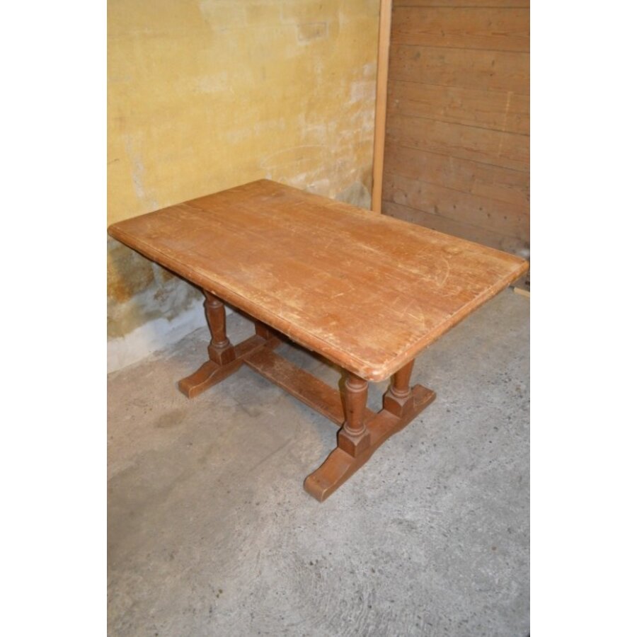Massief grenen tafel in Mouseman-stijl – Karaktervol en solide-1