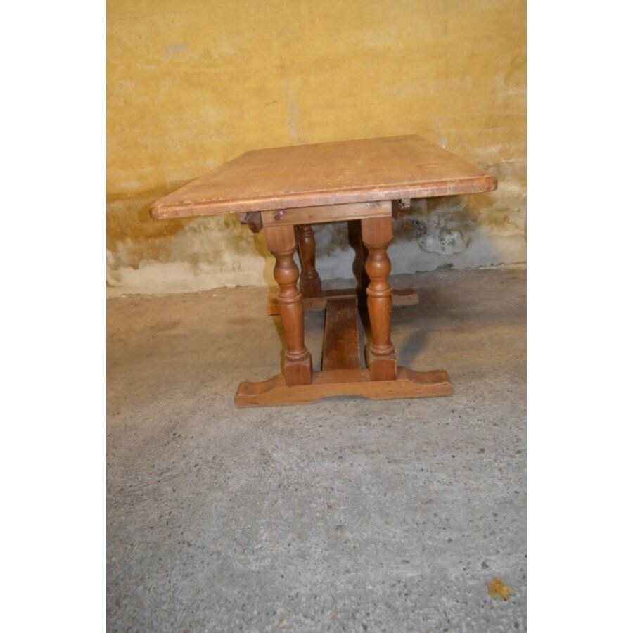 Massief grenen tafel in Mouseman-stijl – Karaktervol en solide-6