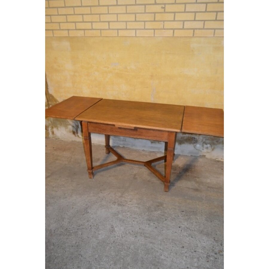 Antieke eiken uitschuifbare eettafel met massief onderstel en gefineerd blad-1