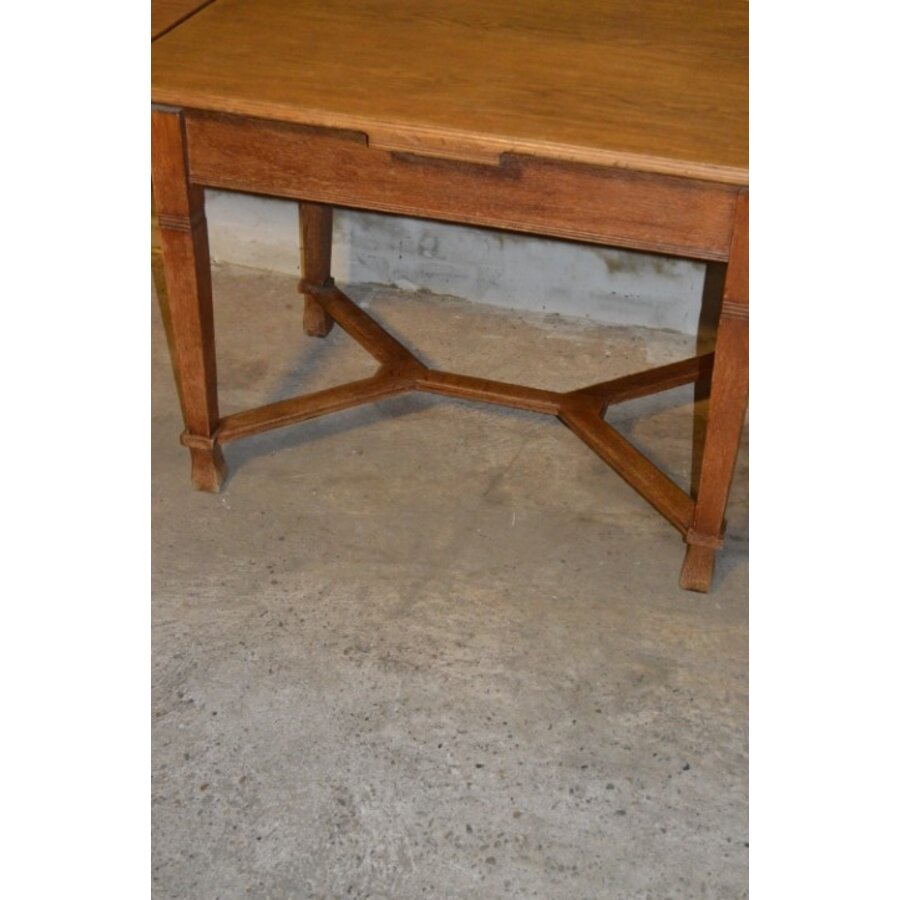 Antieke eiken uitschuifbare eettafel met massief onderstel en gefineerd blad-2