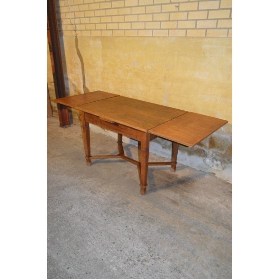 Antieke eiken uitschuifbare eettafel met massief onderstel en gefineerd blad-3