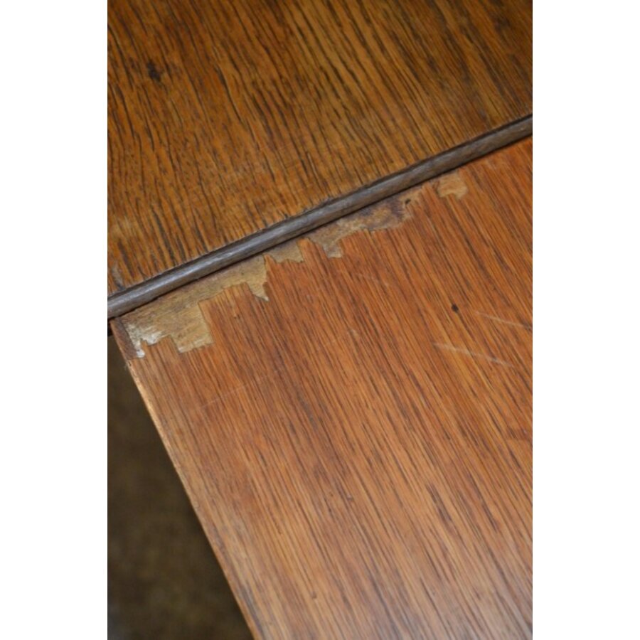 Antieke eiken uitschuifbare eettafel met massief onderstel en gefineerd blad-4