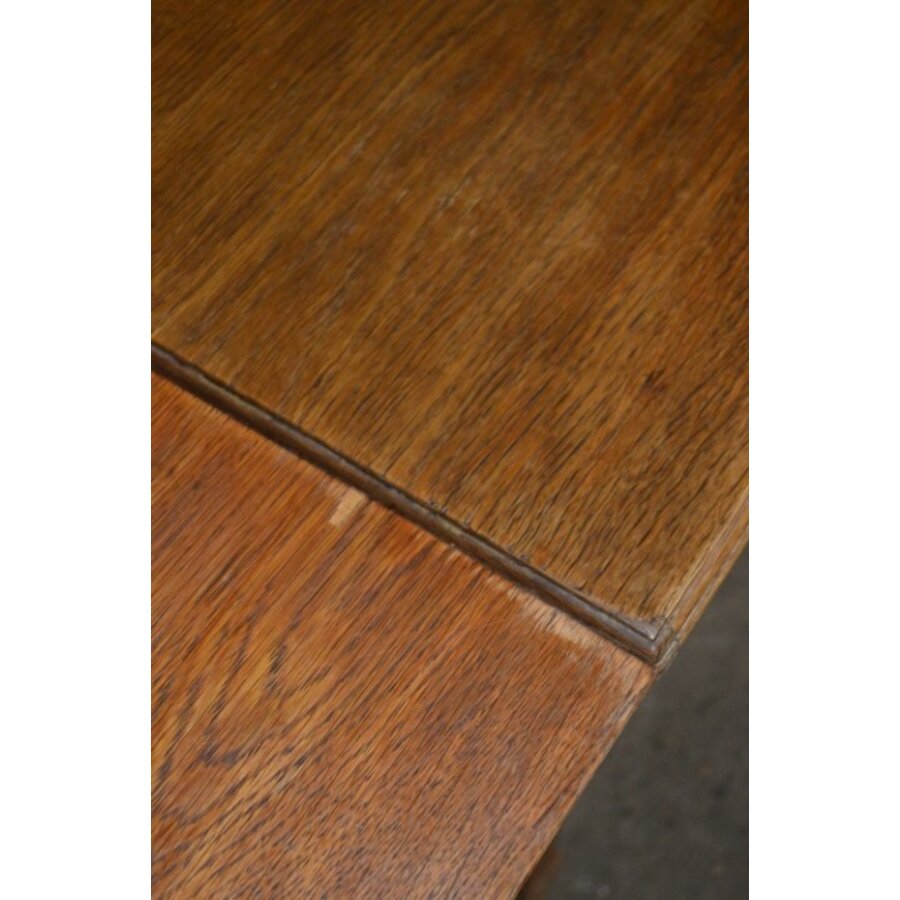 Antieke eiken uitschuifbare eettafel met massief onderstel en gefineerd blad-6