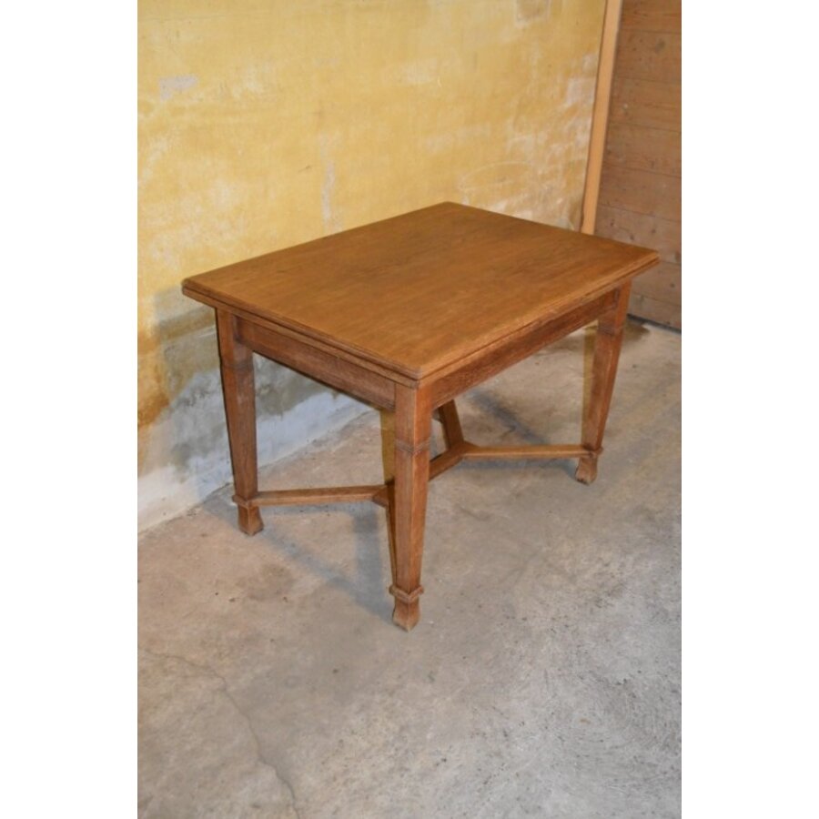 Antieke eiken uitschuifbare eettafel met massief onderstel en gefineerd blad-7