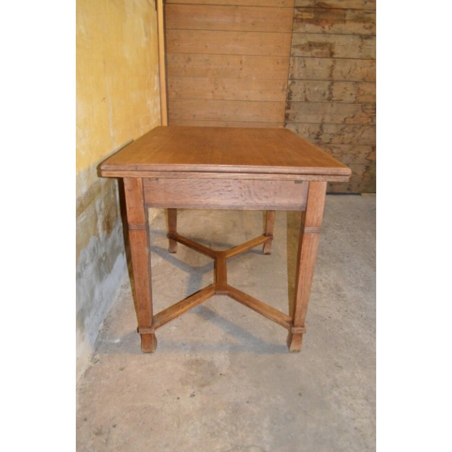 Antieke eiken uitschuifbare eettafel met massief onderstel en gefineerd blad-8