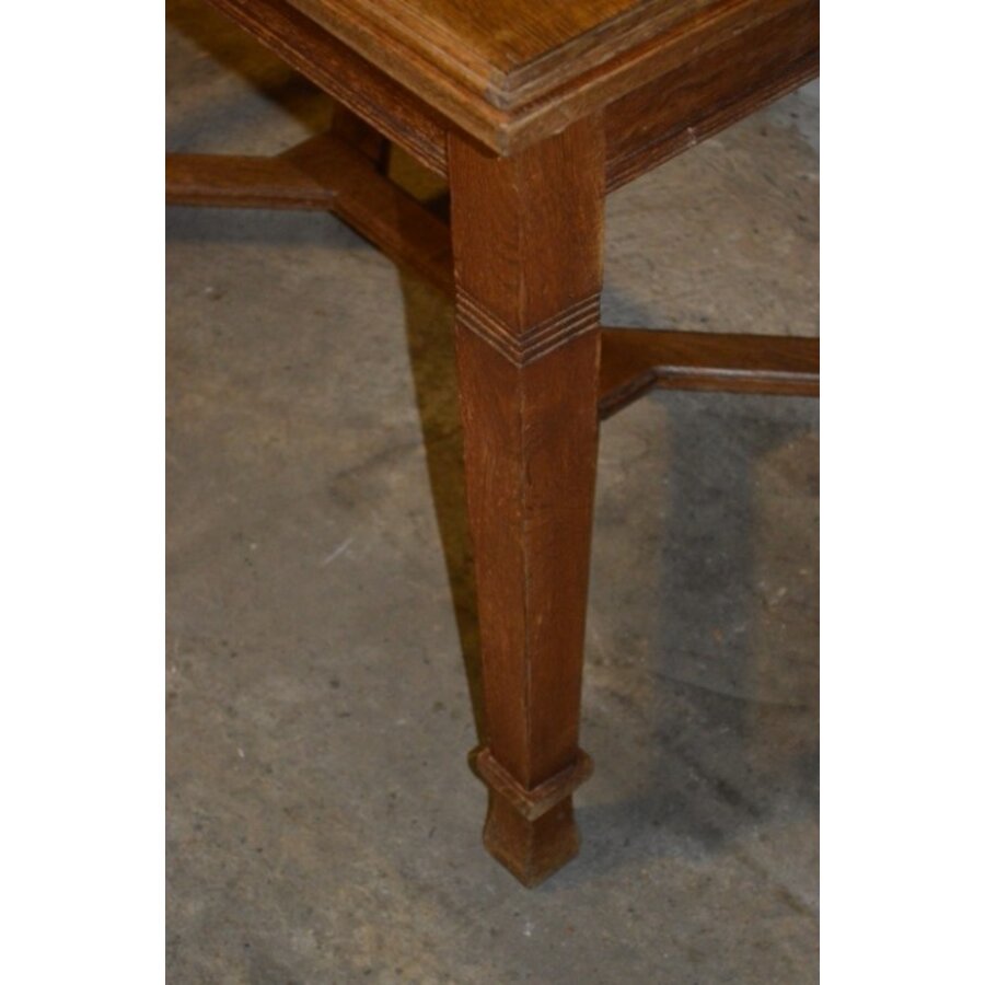 Antieke eiken uitschuifbare eettafel met massief onderstel en gefineerd blad-10