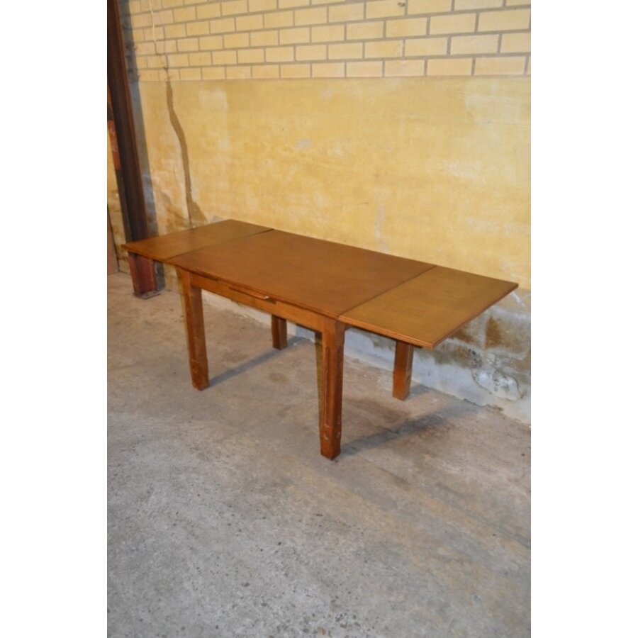 Eiken uittrekbare eettafel met massief onderstel en gefineerd blad-3