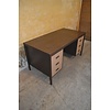 Metalen bureau met ladeblokken