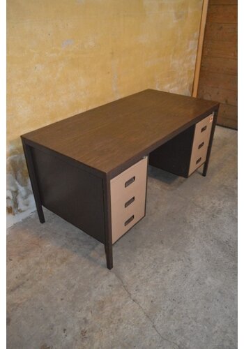 Metalen bureau met ladeblokken 