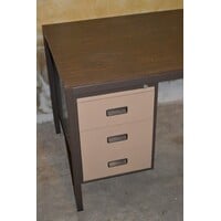 Robuust metalen bureau met ladeblokken en melamine werkblad