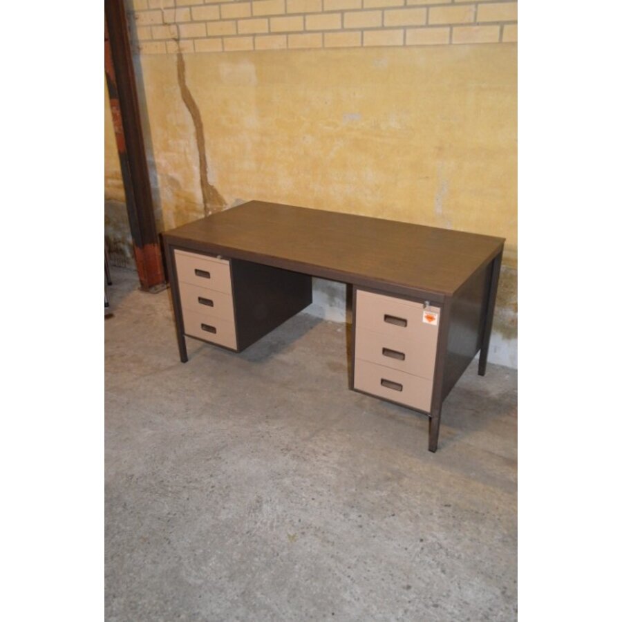 Robuust metalen bureau met ladeblokken en melamine werkblad-3