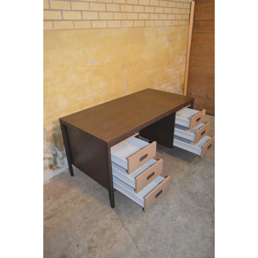 Robuust metalen bureau met ladeblokken en melamine werkblad-4