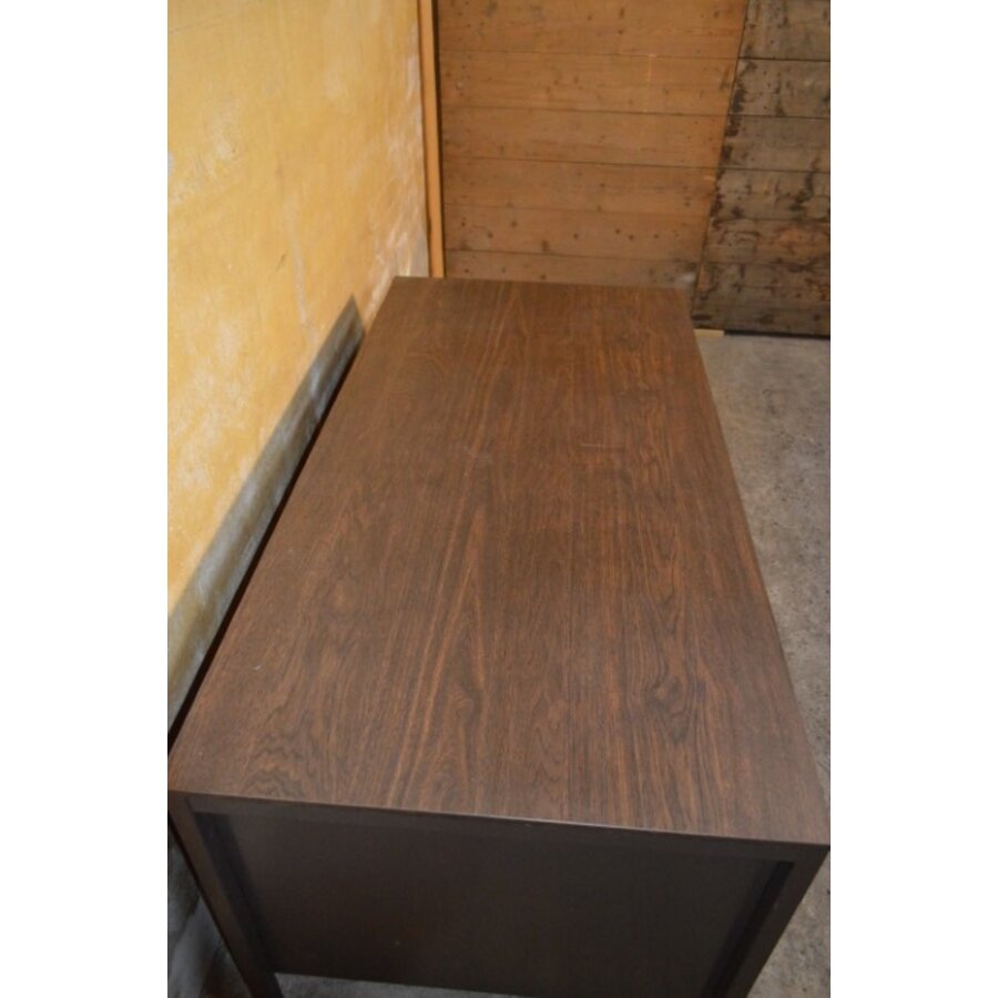 Robuust metalen bureau met ladeblokken en melamine werkblad-7