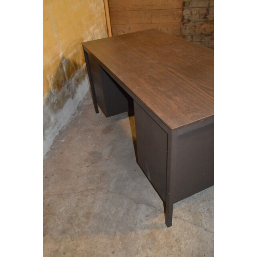 Robuust metalen bureau met ladeblokken en melamine werkblad-8