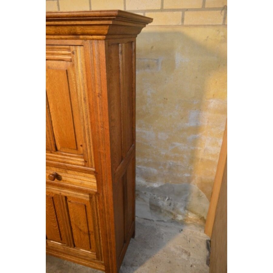 Massief eiken kloosterdressoir met paneeldeuren en lades-3