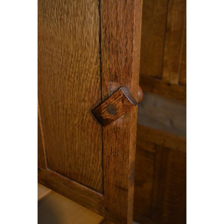 Massief eiken kloosterdressoir met paneeldeuren en lades-7