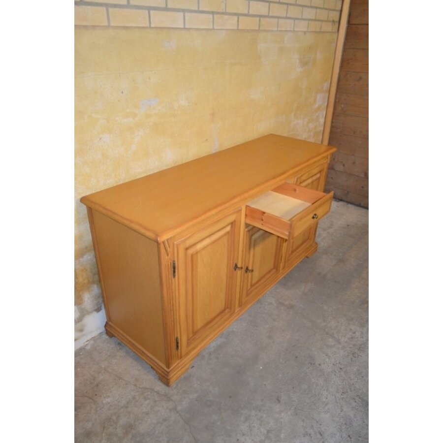 Tweedehands massief blank eiken dressoir met drie paneeldeurtjes en lade-4