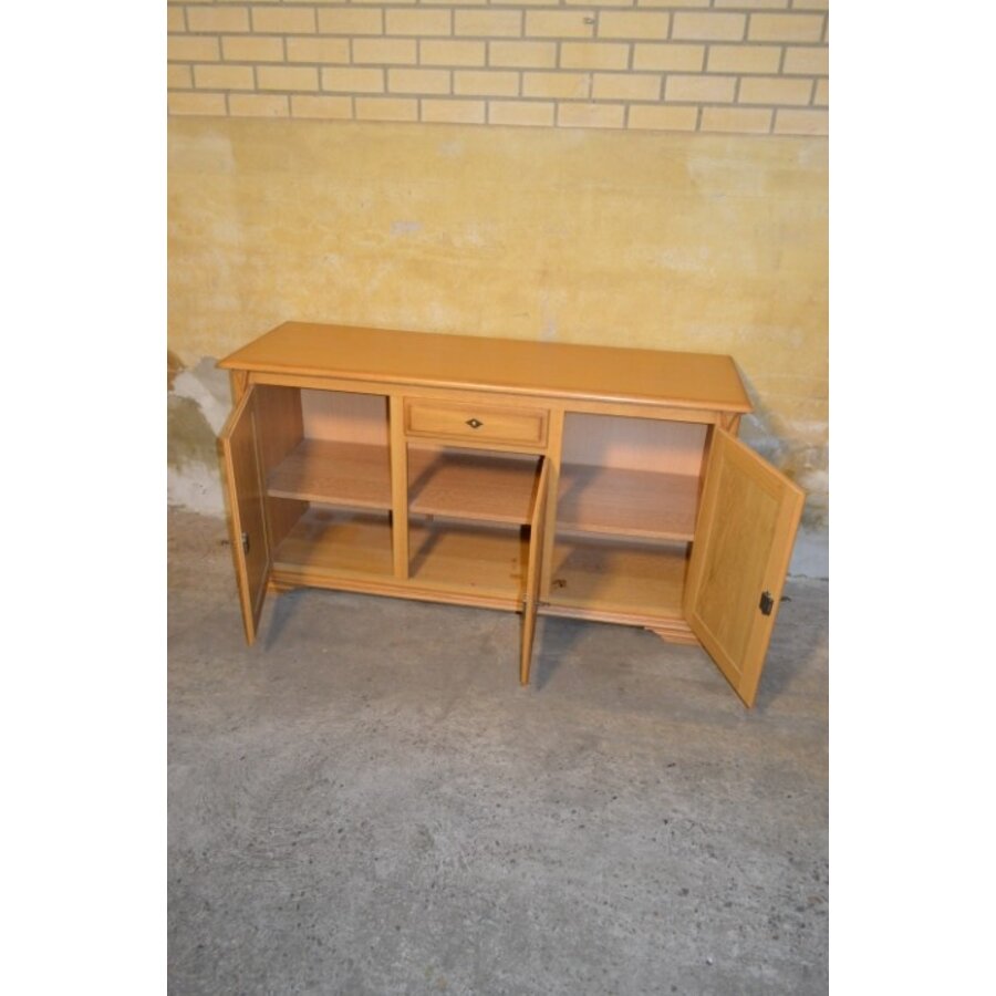 Tweedehands massief blank eiken dressoir met drie paneeldeurtjes en lade-6
