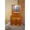 LoodsVol, Tweedehands Tweedehands brocante hoekkast van donker eiken met glasdeur