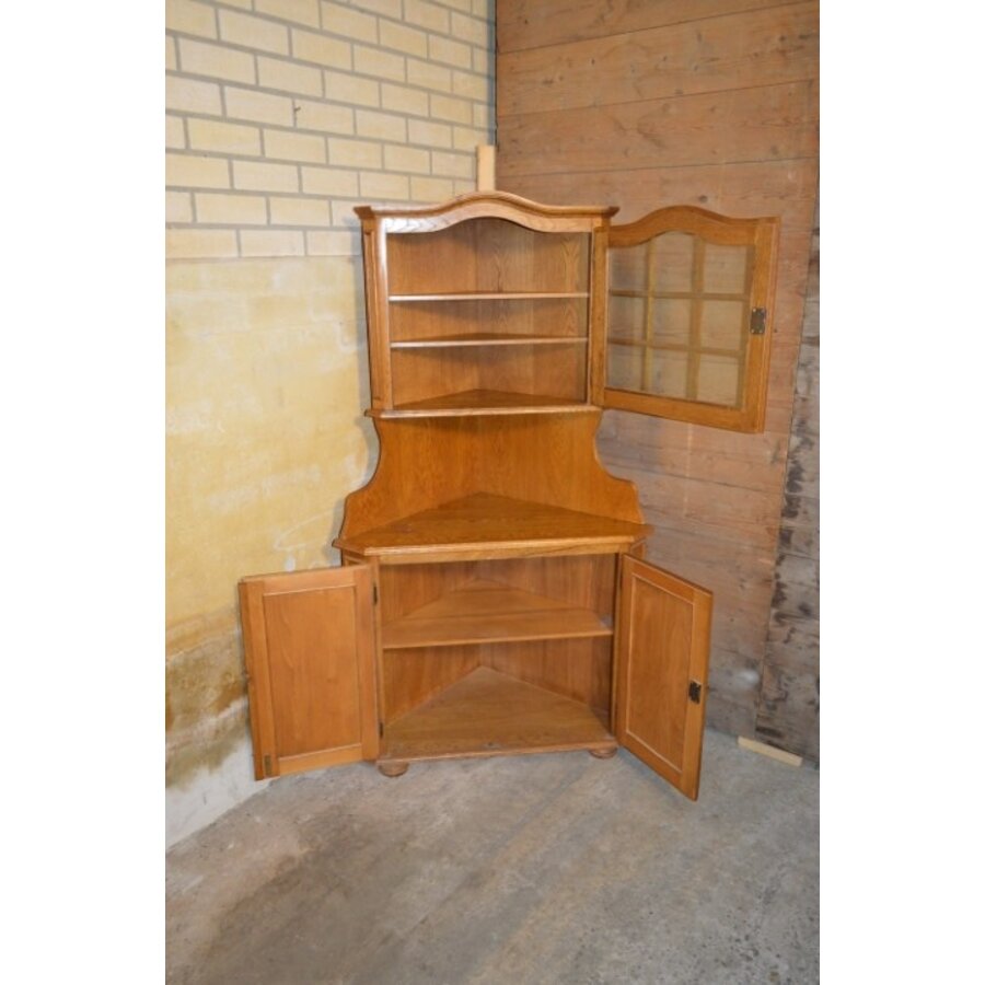 Tweedehands brocante hoekkast van donker eiken met glasdeur-3