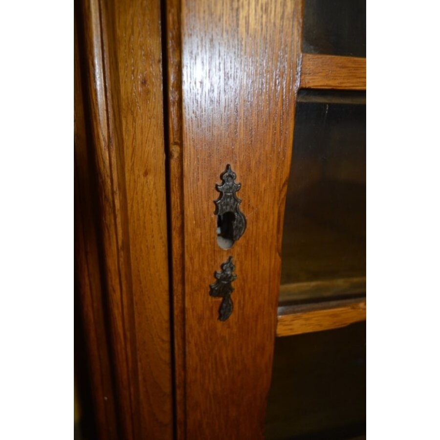 Tweedehands brocante hoekkast van donker eiken met glasdeur-4