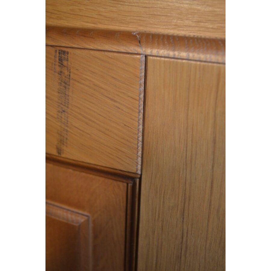 Vintage licht eiken buffetkast met twee deuren, laden en legplanken.-8