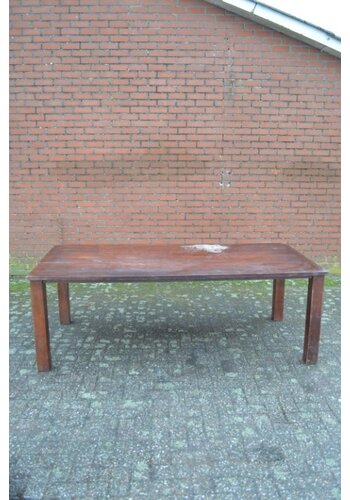 Robuuste en grote eiken eettafel 