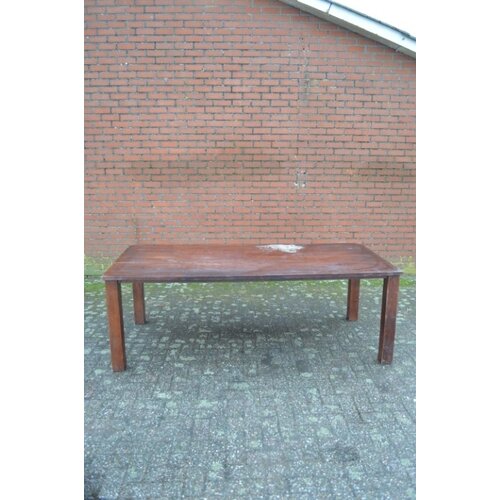 Robuuste en grote eiken eettafel 