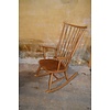 LoodsVol, Tweedehands Elegante vintage houten schommelstoel met kussen uit de jaren 60 met spijlenrug