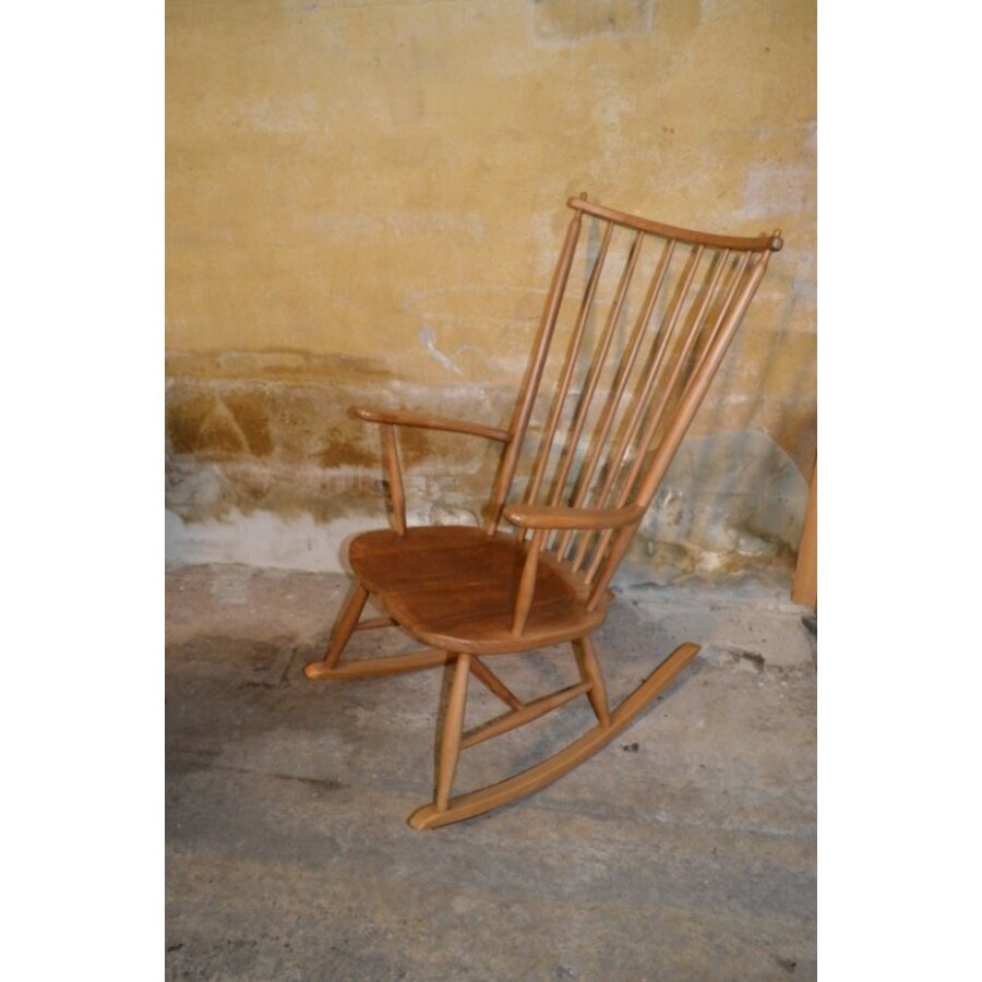Elegante vintage houten schommelstoel met kussen uit de jaren 60 met spijlenrug-1
